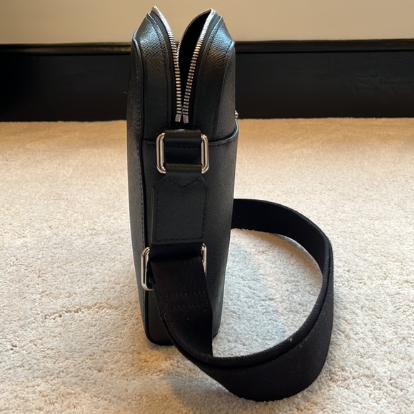 Louis Vuitton Anton Pochette - Picture 8 of 15